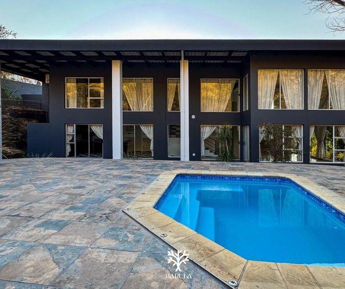 Klein Windhoek House For Sale: 3 bedrooms, pool, lapa, office, mountain views.