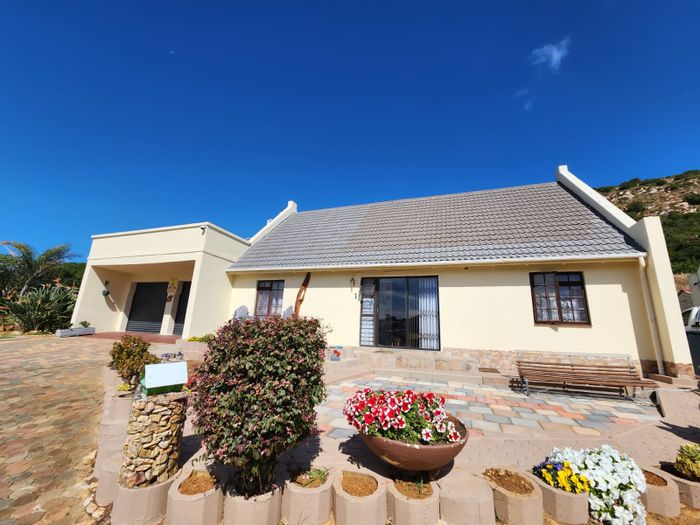 House for Sale in Mossel Bay Central: 3 beds, flatlet, double garages, braai area.