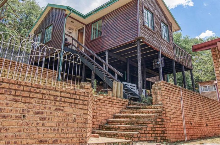 Cottage To Rent in Glenvista Ext 3: 2 Bedrooms, private courtyard, near shopping.