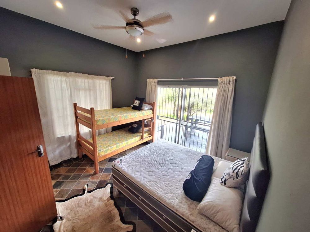 Downstairs main en-suite