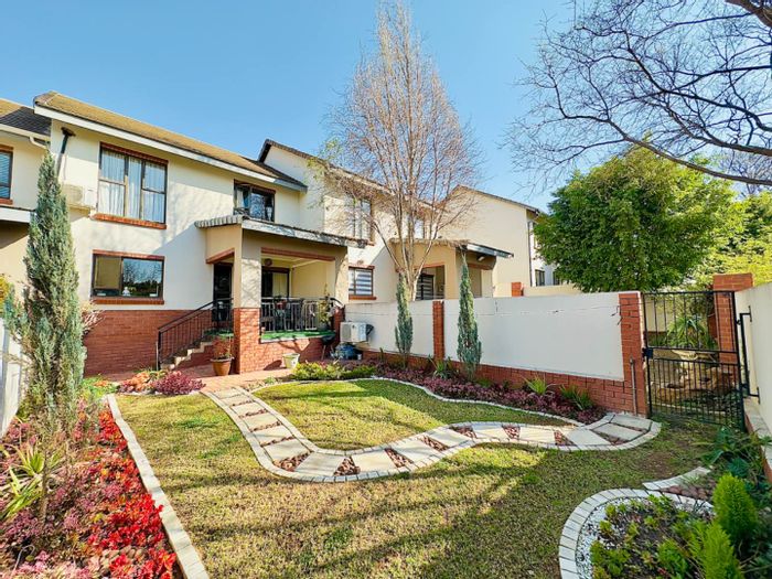 Fourways Townhouse To Rent: 3 Bedrooms, pet-friendly garden, open-plan living.