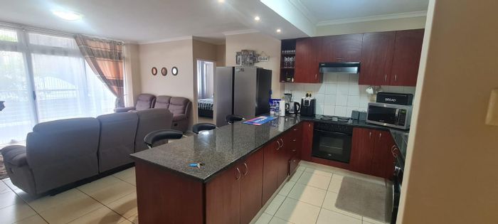 Umhlanga Ridge Apartment To Rent: 2 bedrooms, pool, security, near Gateway Theatre.