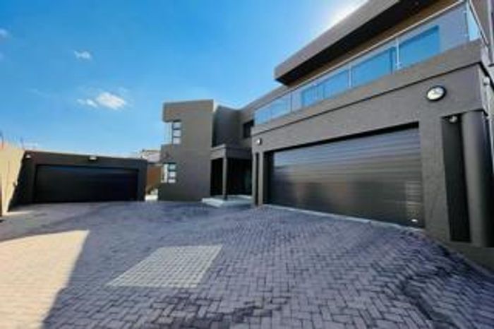 Spacious 6-bedroom house in Liefde En Vrede with pool, garden, and solar power.