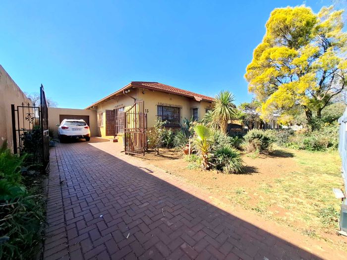 For Sale: House in Florentia with pool, bar, garage, and spacious yard.