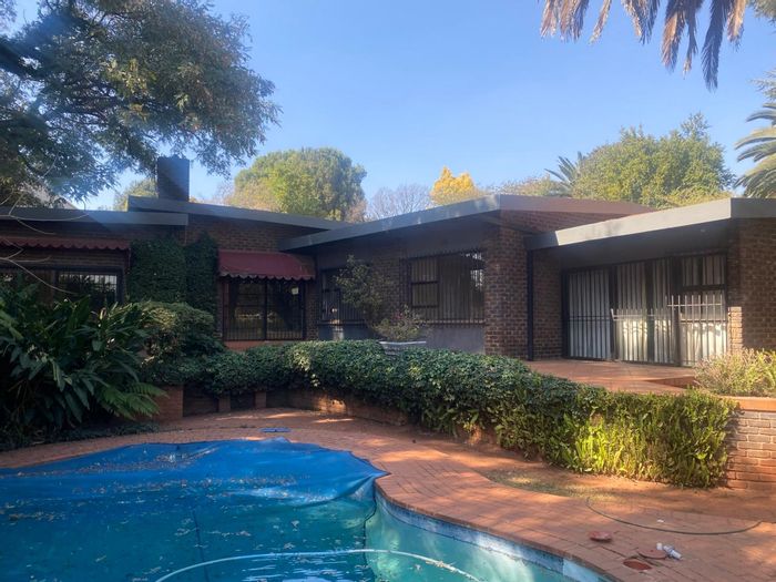 Spacious 4-bedroom house with pool, cottage, and bar in Bedfordview Central To Rent.