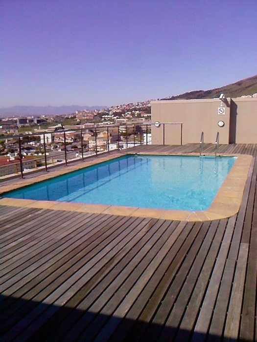 Cape Town City Centre Apartment To Rent: Mountain views, pool, gym, 24hr security.