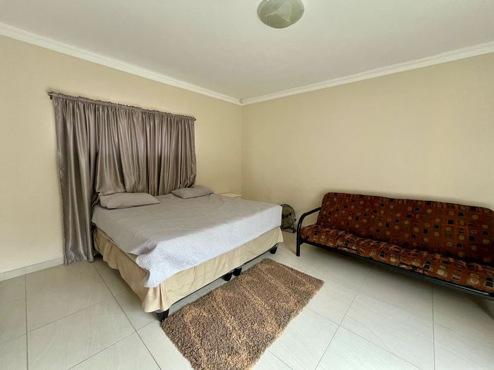 Ocean View House To Rent: 3 en-suite bedrooms, indoor braai, pet-friendly yard.
