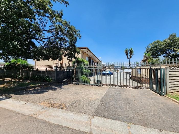 Wychwood Apartment For Sale: 2 beds, private garden, garage, close to amenities.