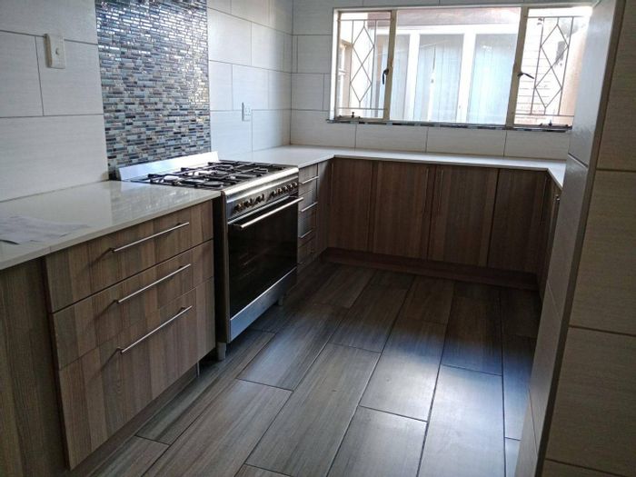 6-Bedroom House For Sale in Brackenhurst with pool, flatlet, and 4 garages.