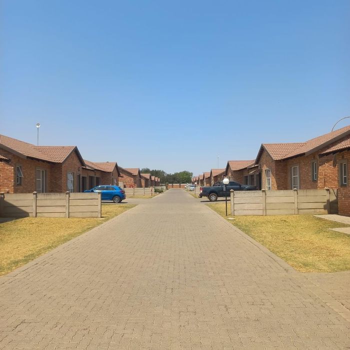 2 Bed, 2 Bath Townhouse To Rent in Riversdale with private garden and garage.
