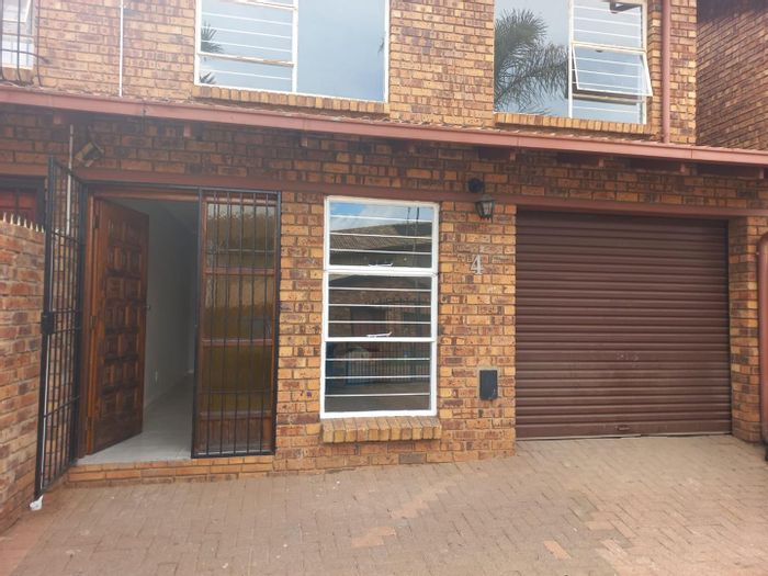 Duplex Apartment To Rent in Dersley: 3 beds, garage, secure parking, pre-paid electricity.