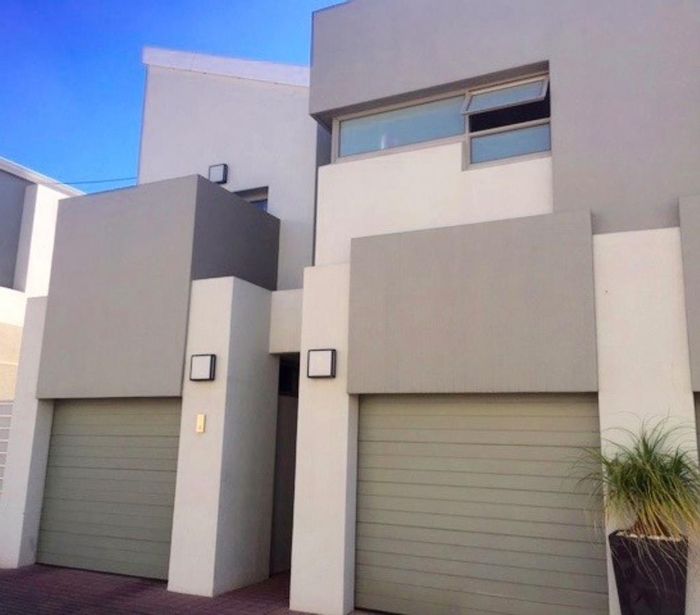 To Rent: Oaklands Townhouse with 24-hour security, pool, and private garden.