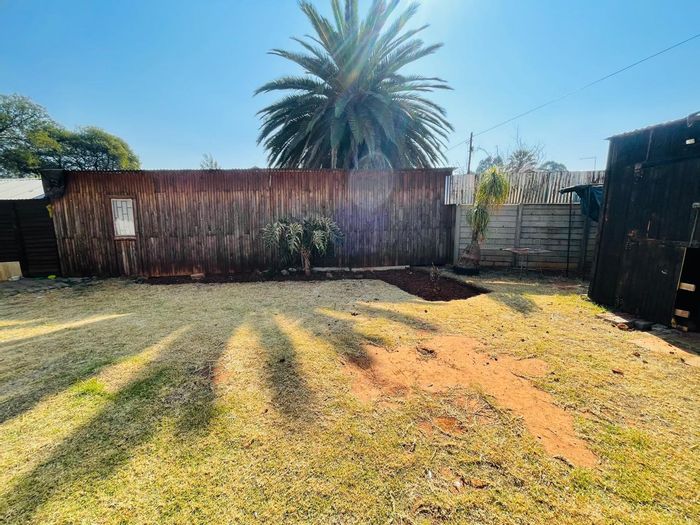 For Sale: House in Brakpan North with 3 bedrooms, flatlet, and parking.