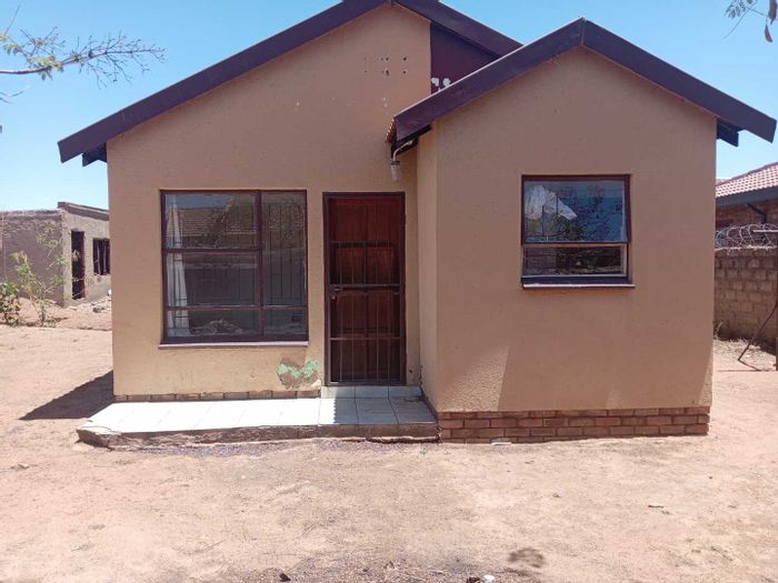 House for Sale in Soshanguve Ext: 2 bedrooms, 8 outrooms, large yard.