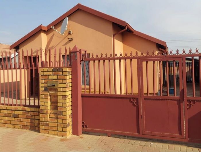 House for Sale in Soshanguve Ext: 3 Bedrooms, Carport, Near Schools & Shopping.