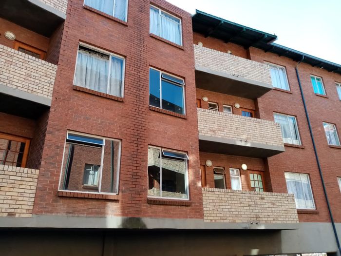 Auckland Park Apartment To Rent: 24-hour security, balcony, near UJ and WITS.