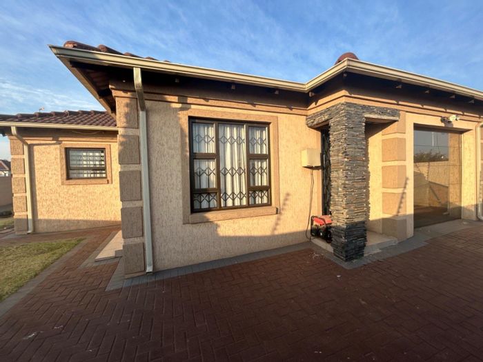 House for Sale in Dawn Park: 3 beds, security features, spacious yard, and garage.