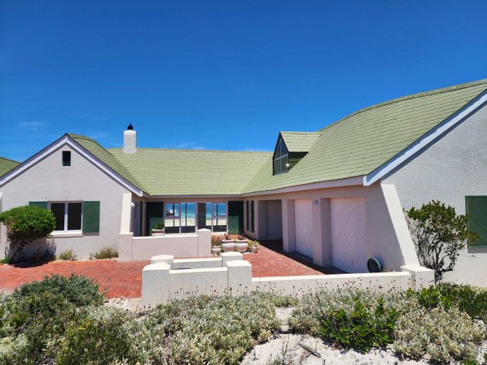 For Sale: House in Jakkalsfontein with sea views, community amenities, and security.