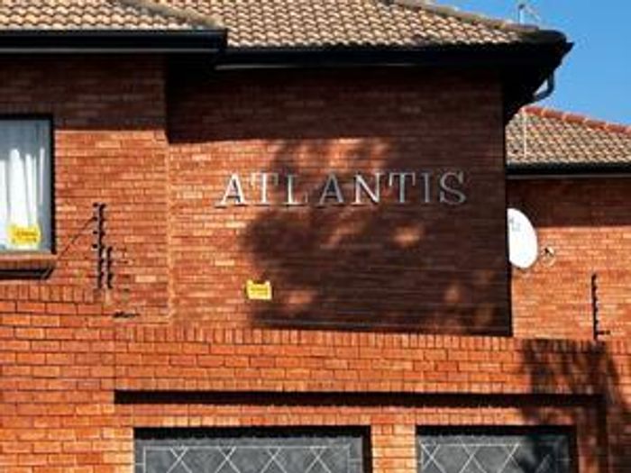 To Rent: 2-Bedroom Apartment in Florentia with pet-friendly policy and double carport.