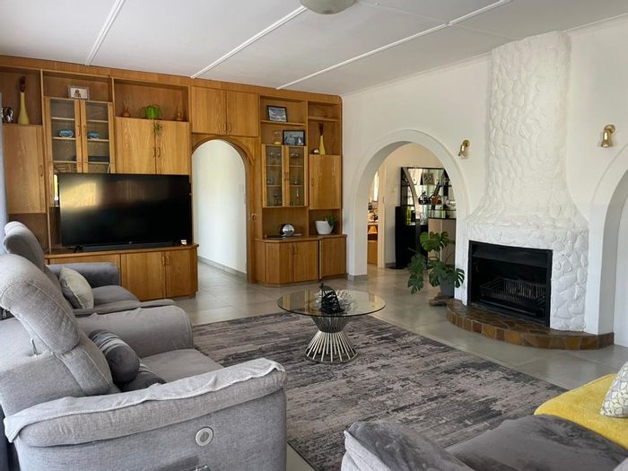 4-Bedroom House on Eros with Pool, A/C, and Entertainment Area - To Rent