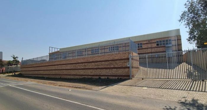 Spacious Business Property To Rent in Durban Central with Parking and Borehole System.