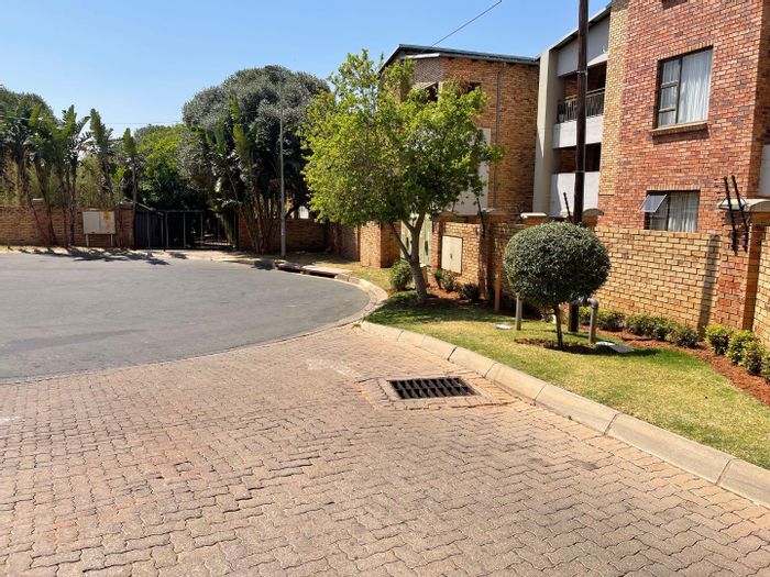Northwold Apartment For Sale: 2 beds, 2 baths, garden, balcony, braai space.