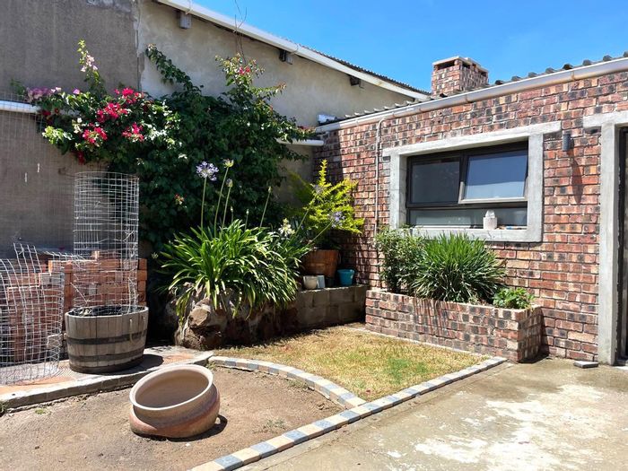 For Sale: House in Mamre with 3 bedrooms, office, garage, and entertainment area.