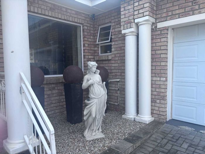 House To Rent in Parsons Ridge: 3 bedrooms, enclosed garden, built-in braai.