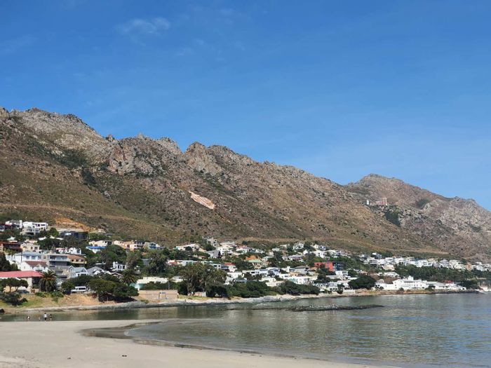 Beachfront apartment in Gordons Bay Central, 2 beds, balcony, parking, fibre ready. To Rent.