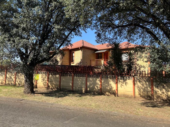 3-bedroom house in Brackendowns to rent, features study, carport, and spacious yard.