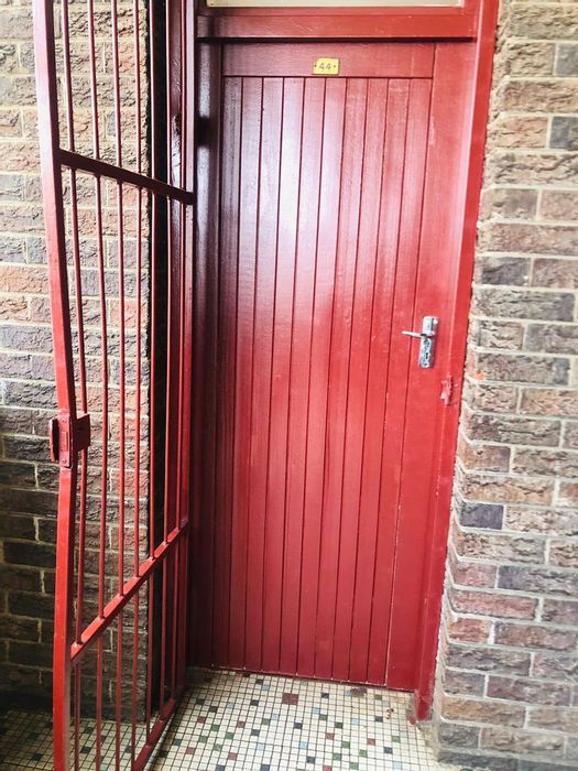 Berea Apartment To Rent: 1-bedroom, secure complex, ideal for singles or couples.