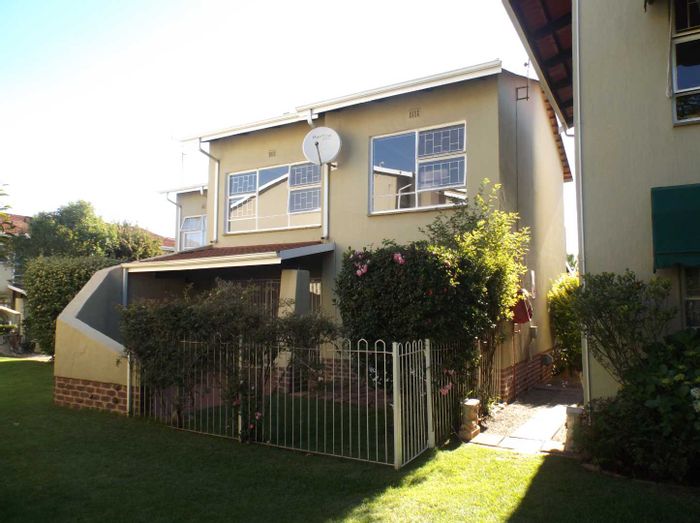 Farrarmere Townhouse For Sale: Spacious layout, private garden, and secure parking.