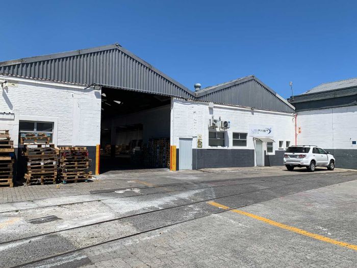 Epping Industrial: To Rent - Spacious industrial unit with ample parking and loading access.