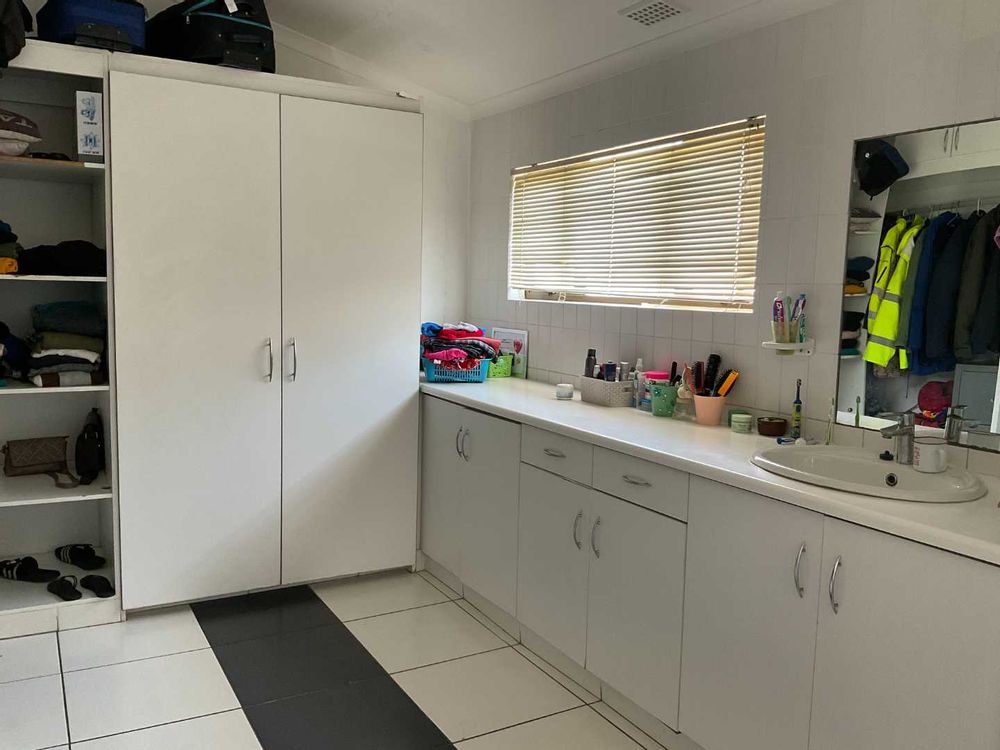 ENSUITE BATH WITH DRESSER SPACE