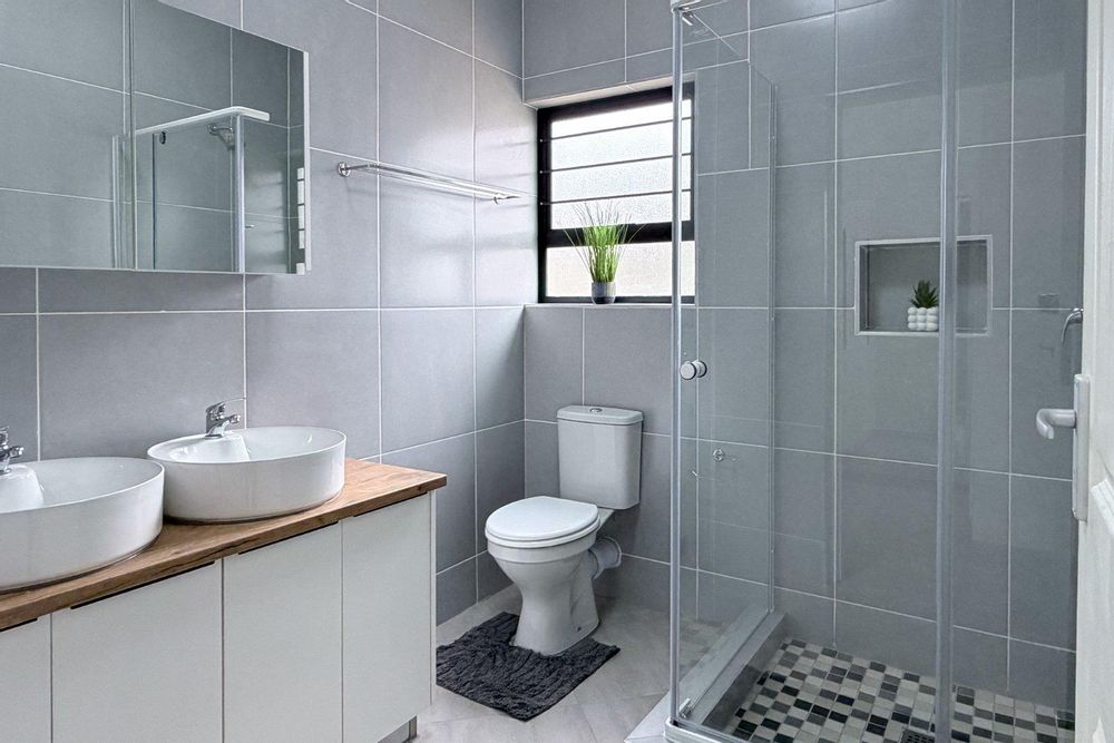 Main bedroom ensuite.