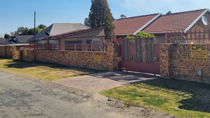 House for Sale in Brackendowns Ext 3: 3 beds, log cabin flatlet, lapa.
