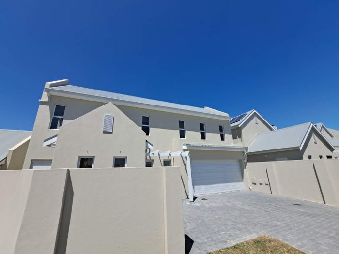 For Sale: 3 Bedroom House in Langeberg Ridge with garage, garden, and quality finishes.