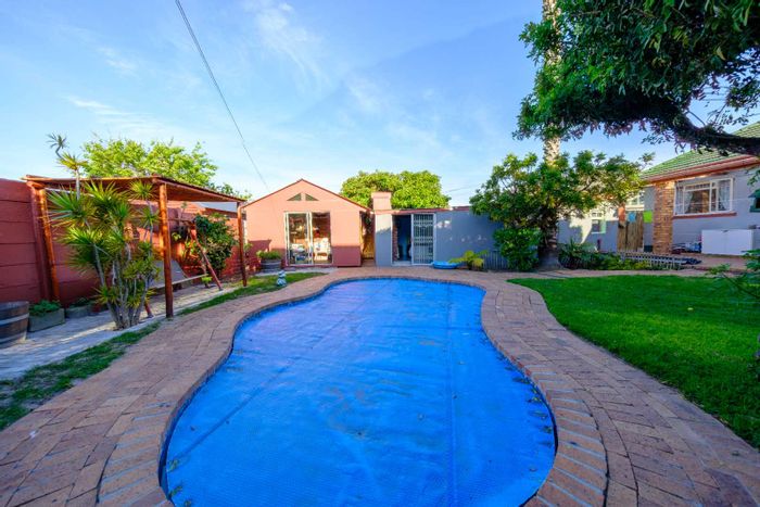 Versatile 3-bedroom house with flatlet, pool, and secure parking in Fish Hoek Central.