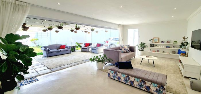 Stylish Plattekloof Glen Home with Separate Flat and Entertaining Spaces - For Sale!