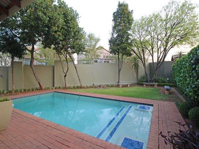 Bryanston Apartment To Rent: Pool, clubhouse, balcony, 24/7 security, convenient location.