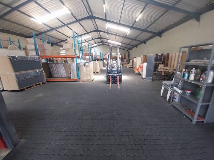 Industrial Warehouse with Offices and Yard Space Available to Rent in Prosperita.