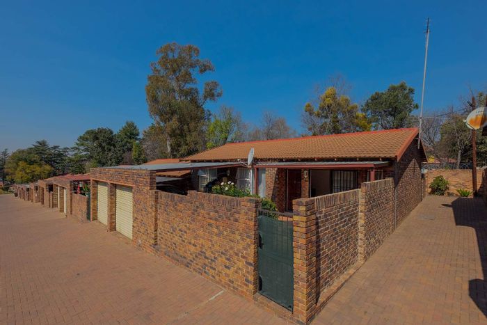 Property #2411537, Townhouse For Sale in Buccleuch
