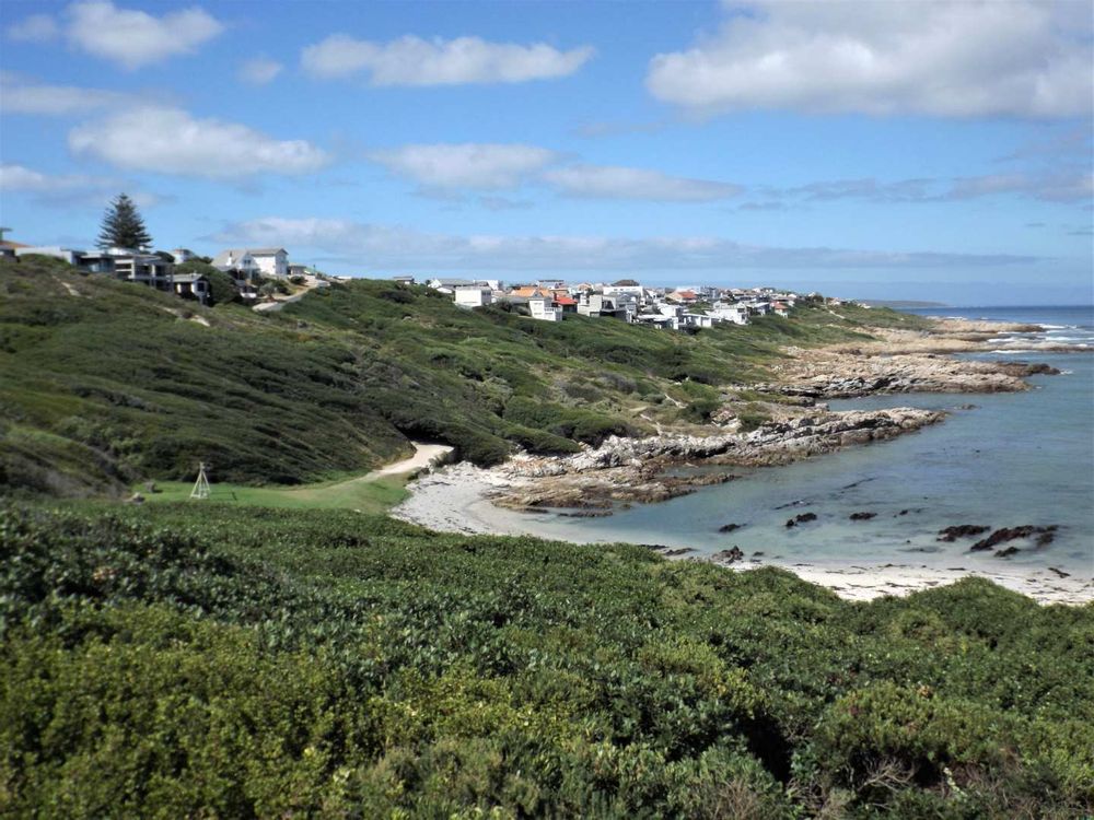 Upmarket Houses on our left (within De Kelders & Perlemoenbaai).