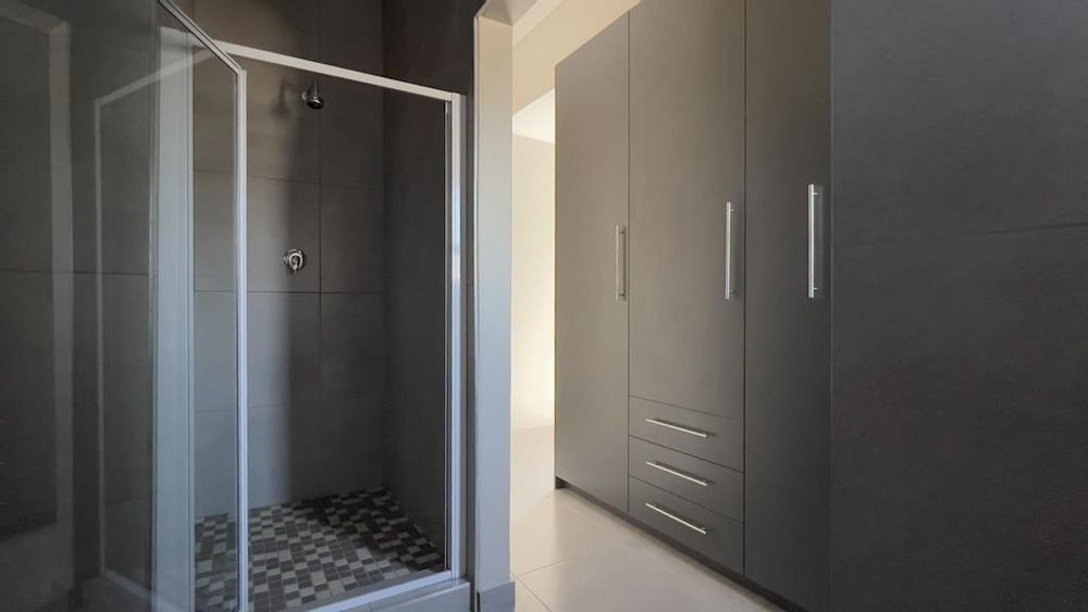 Main Bedroom
Walk in Closet
Ensuite Full Bathroom