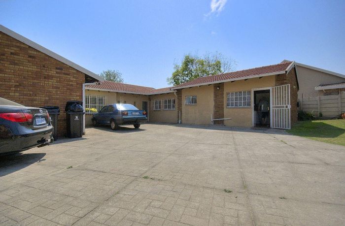 Brackendowns House For Sale: Three rental units, great investment potential, own entrances.