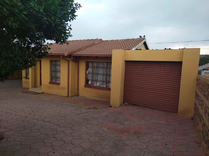 House for Sale in Soshanguve Ext: 3 Bedrooms, Garage, Close to Amenities.