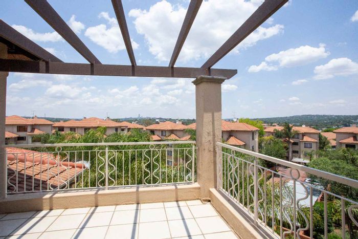 Sunninghill Apartment For Sale: 2 beds, loft, pool, security, and parking.