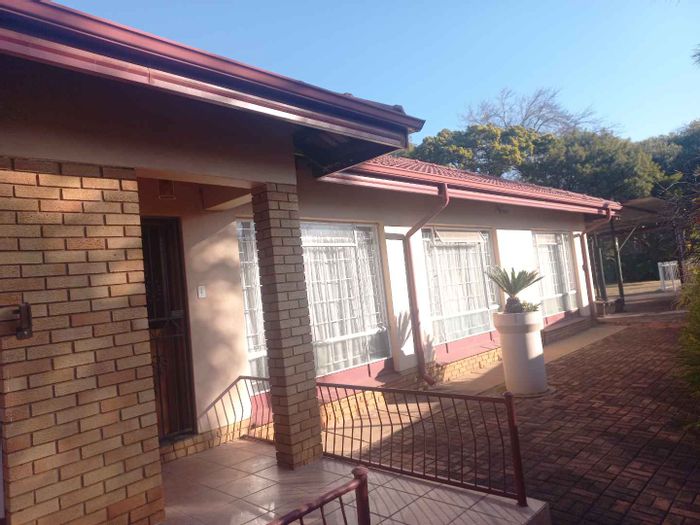 4-Bedroom House with Pool, Workshop, and Easy Access in Lyttelton Manor For Sale