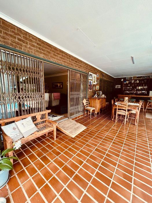 Spacious house for sale in Utrecht Central with pool, garages, and entertainment area.
