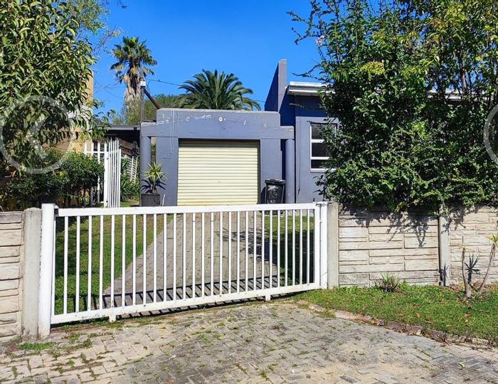 Terenure Cluster For Sale: 2 beds, garage, open living, near transport and schools.